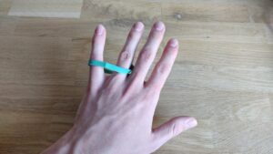 3 Rubber band tricks with hands: Easy tutorials with images