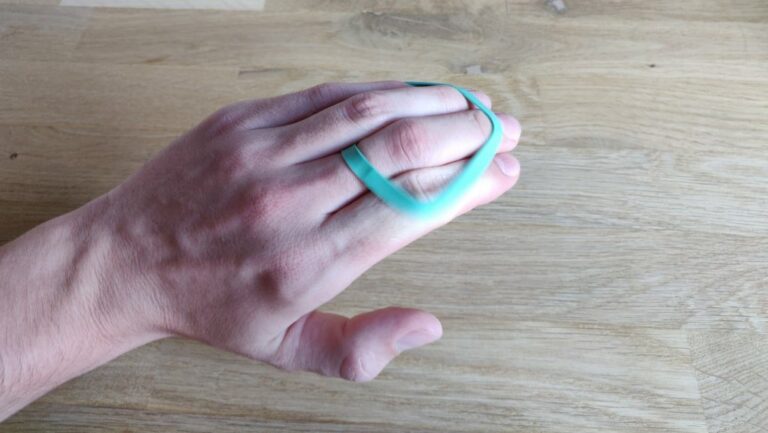 3 Rubber band tricks with hands: Easy tutorials with images