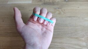 3 Rubber band tricks with hands: Easy tutorials with images